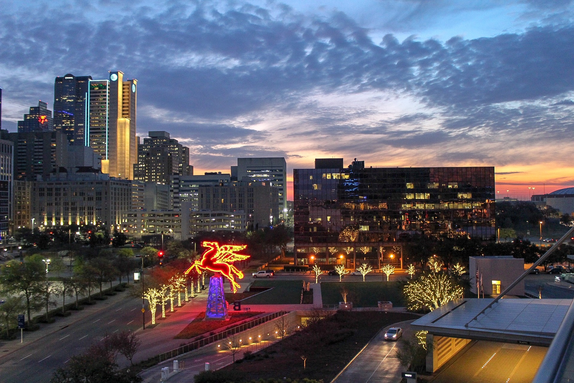 Dallas_at_night.jpg